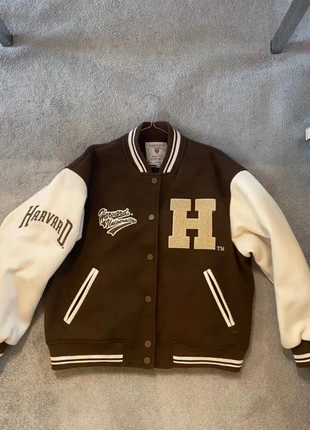 Giacca varsity marrone e beige Pull and Bear x Harvard University taglia L, marca: Pull & Bear, estado: Muy bueno, tamaño: L / 40 / 12, 49,99 €, 53,19 € Protección al comprador incluida