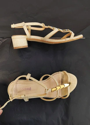 André Sandales à Talon Dorées Talons 4cm Taille 36 Bon état, marque: André, état: Bon état, taille: 36, 12,00 €, 13,30 € Protection acheteurs incluse