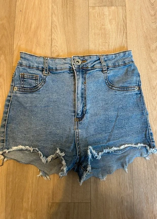 Short en jean clair à déchirures, marca: Bershka, estado: Muito bom, tamanho: XS / 34 / 6, €6.00, €7.00 inclui Proteção do Comprador