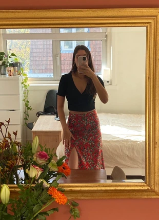 Rode bloemen midi skirt, merk: Boutiek, staat: Heel goed, maat: M / 38 / 10, € 5,00, € 5,95 inclusief Kopersbescherming