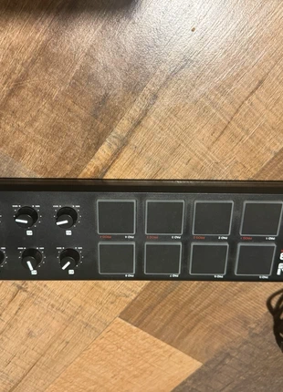 Z,g,n. Akai Professional LPD8 Laptop Pad MIDI Controller, merk: Akai, staat: Nieuw zonder prijskaartje, € 25,00, € 26,95 inclusief Kopersbescherming
