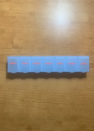 Porta pillole settimanale nuovo mai utilizzato 🤍, marque: MERCATO, état: Neuf avec étiquette, 3,00 €, 3,85 € Protection acheteurs incluse