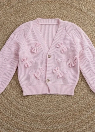 Gilet en maille rose avec nœuds décoratifs, merk: Firferie, staat: Heel goed, maat: S, € 43,90, € 46,80 inclusief Kopersbescherming