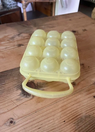 Boite à œufs en plastique vintage jaune 12 œufs, état: Très bon état, 10,00 €, 11,20 € Protection acheteurs incluse