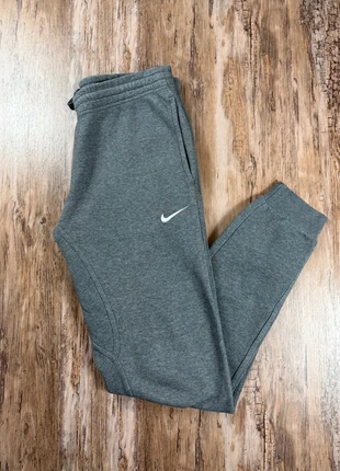Jogging Nike solo swoosh gris foncé logo brodé | Taille S | jh20, marque: Nike, état: Très bon état, taille: S, 29,95 €, 32,15 € Protection acheteurs (Pro) incluse