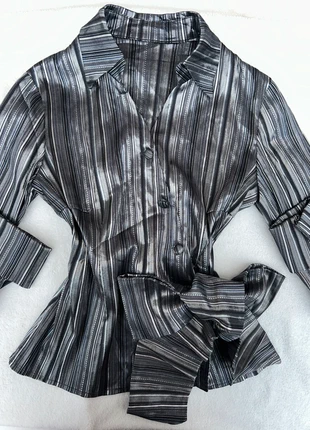 🖤🎀 Striped Satin Bow Blouse – Rayas monocromas & Lazada escénica, marca: Vintage Dressing, estado: Novo com etiquetas, tamanho: M / 38 / 10, €17.00, €18.55 inclui Proteção do Comprador