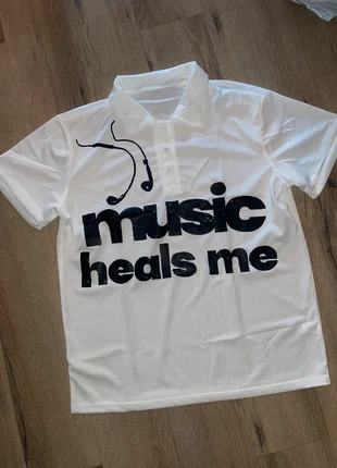 Polo “Music Heals Me” emo M, marque: y2k, état: Très bon état, taille: M, 35,90 €, 38,40 € Protection acheteurs (Pro) incluse