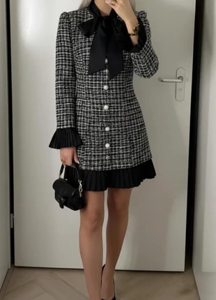 Robe blazer pied-de-poule chic, boutons perles et plis noirs contrastants. taille M, merk: komyl, staat: Heel goed, maat: M / 38 / 10, € 59,00, € 62,65 inclusief Kopersbescherming