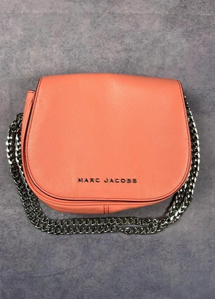 Sac Marc Jacobs cuir rose corail avec chaîne argentée – élégance et minimalisme, marque: Marc Jacobs, état: Très bon état, 48,90 €, 52,05 € Protection acheteurs incluse