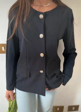 Blazer nero elegante con bottoni dorati, brand: Vintage Dressing, condizioni: Nuovo senza cartellino, taglia: XS / IT 38 / EU 34, €14.00, €15.40 include la Protezione acquisti