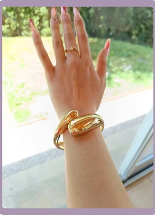 Bracelet doré torsadé style moderne et élégant pour fêtes et soirée, brand: MelyBelle, condizioni: Nuovo senza cartellino, €13.00, €14.35 include la Protezione acquisti