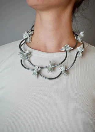 Playful Avant-Garde Vibes Y2K Grey Ribbon Bow Necklace, marque: Vintage Dressing, état: Très bon état, 5,50 €, 6,48 € Protection acheteurs incluse