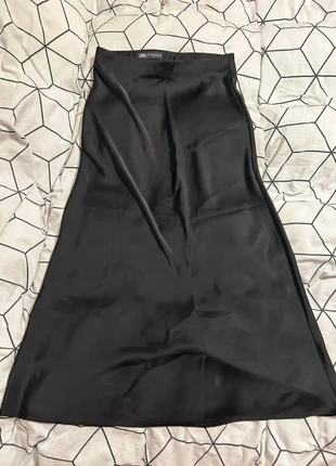 jupe en satin, marque: Zara, état: Très bon état, taille: XS / 34 / 6, 8,00 €, 9,10 € Protection acheteurs incluse