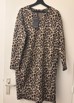 Robe Norah Neuf, merk: Norah, staat: Nieuw met prijskaartje, maat: L / 40 / 12, € 15,00, € 16,45 inclusief Kopersbescherming