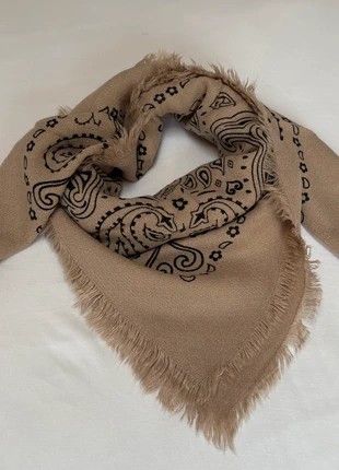 Bandana taupe, marque: carré 90x90, état: Neuf avec étiquette, 32,00 €, 34,30 € Protection acheteurs incluse