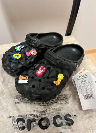 Crocs géométrique noir taille 37 / 38 neuf, marque: Crocs, état: Très bon état, taille: 37, 25,00 €, 26,95 € Protection acheteurs incluse