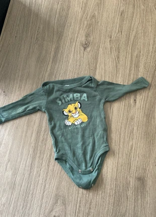 Body Sima, marca: Disney, estado: Muito bom, tamanho: 3-6 meses / 62 cm, €1.00, €1.75 inclui Proteção do Comprador