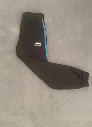 Jogging Airness noir avec bandes bleues - style sportif - Taille 12 ans, brand: Airness, condizioni: Ottime, taglia: 12 anni / 152 cm, €2.00, €2.80 include la Protezione acquisti