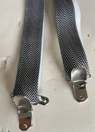 Zwart-wit bretels visgraat, merk: onbekend, staat: Heel goed, € 3,00, € 3,85 inclusief Kopersbescherming