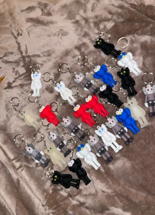 Porte clé Kaws, marque: Kaws, état: Neuf sans étiquette, 5,00 €, 5,95 € Protection acheteurs incluse