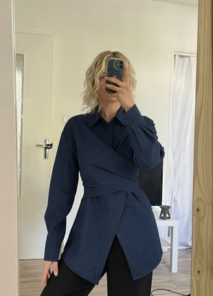 Chemise bleue croisée élégante 💙 coupe cintrée style minimal chic, marque: Anna cloth, état: Très bon état, taille: M / 38 / 10, 37,50 €, 40,08 € Protection acheteurs incluse