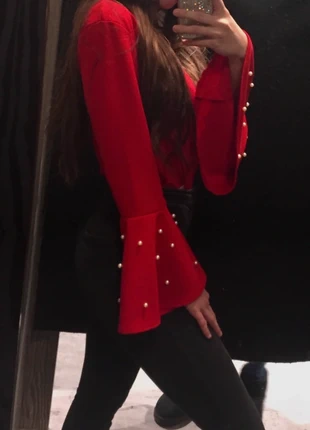 Bluse mit Trompetenärmeln und Perlen rot, merk: Elara, staat: Nieuw met prijskaartje, maat: S / 36 / 8, € 14,00, € 15,40 inclusief Kopersbescherming