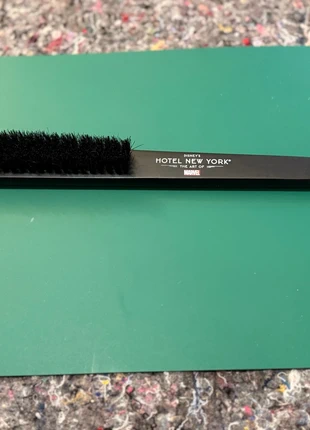 Brosse à habits Disney’s Hotel New York – The Art of Marvel, marca: Disneyland Paris, estado: Nuevo sin etiquetas, 9,00 €, 10,15 € Protección al comprador incluida