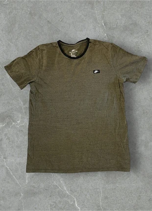 Nike Olive Green T-Shirt with Black Collar – Casual & Sporty Style, marque: Nike, état: Très bon état, taille: L, 6,50 €, 7,53 € Protection acheteurs incluse