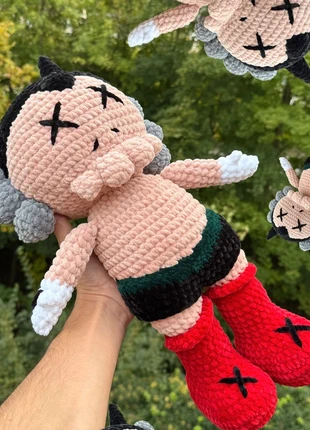 🤖 Peluche Astro Boy style KAWS – faite main au crochet, marke: Kaws, zustand: Neu, größe: Einheitsgröße, 49,99 €, 53,19 € inklusive Vinted-Käuferschutz