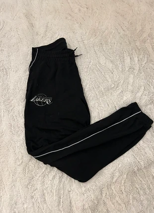 Jogging noir New Era x Los Angeles taille M Lakers en très bon état, brand: New Era, condizioni: Ottime, taglia: M / IT 42 / EU 38, €4.95, €5.90 include la Protezione acquisti