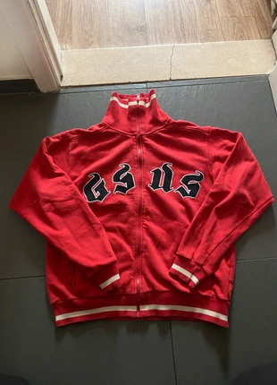 Sweat rouge à tirette, marque: Gsus, état: Bon état, taille: M, 8,00 €, 9,10 € Protection acheteurs incluse