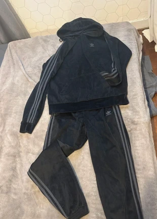 Ensemble Adidas, marque: adidas, état: Très bon état, taille: M / 38 / 10, 58,00 €, 61,60 € Protection acheteurs incluse