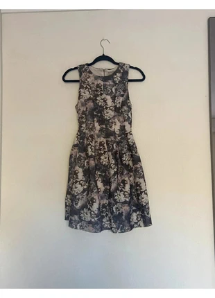 Robe verte fleurie, marke: Pull & Bear, zustand: Sehr gut, größe: S / 36 / 8, 3,00 €, 3,85 € inklusive Vinted-Käuferschutz