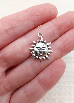 Pendentif soleil visage argenté, création bijoux astre DIY A0377, marque: Création bijoux Syllikan, état: Très bon état, 1,90 €, 2,70 € Protection acheteurs (Pro) incluse
