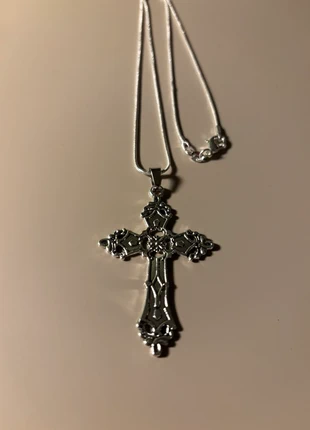 Ketting met een groot zilverkleurig kruis, merk: Alternative, staat: Nieuw zonder prijskaartje, € 8,95, € 10,10 inclusief Kopersbescherming