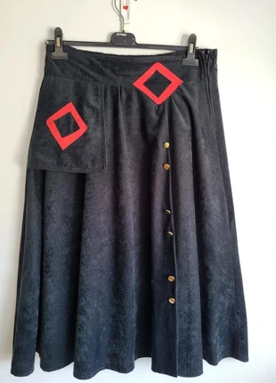 Magnifique et originale jupe noire decor rouge taille 40, marke: made in France, zustand: Sehr gut, größe: L / 40 / 12, 12,50 €, 13,83 € inklusive Vinted-Käuferschutz
