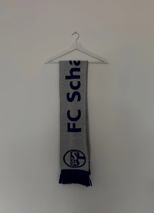 FC Schalke 04 Fanschal, merk: FC Schalke 04, staat: Heel goed, € 10,00, € 11,20 inclusief Kopersbescherming