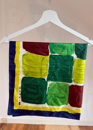Foulard Marni x Uniqlo à motifs colorés style artistique, marca: Uniqlo, estado: Muito bom, €25.00, €26.95 inclui Proteção do Comprador