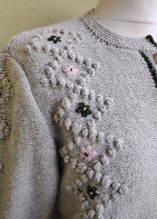 Maglione fiorito fatto a mano, brand: Vintage, condizioni: Ottime, taglia: M / IT 42 / EU 38, €28.00, €30.10 include la Protezione acquisti