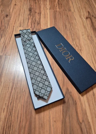 Striped Cannage Dior Tie Gray Silk jedwabny krawat Dior szary srebrny, blagovna znamka: Dior, stanje: Novo z etiketo, 119.02 €, 125.67 € vključuje Zaščito kupca