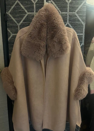 Cape / Poncho élégant beige avec fausse fourrure, marke: pas de marque, zustand: Neu, größe: Einheitsgröße, 15,00 €, 16,45 € inklusive Vinted-Käuferschutz