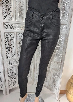 👖 Jeans Femme - Marque Kaporal - Taille W27 / 36fr - Couleur Noir, marke: Kaporal, zustand: Sehr gut, größe: S / 36 / 8, 22,00 €, 23,80 € beinhaltet Vinted-Käuferschutz Pro