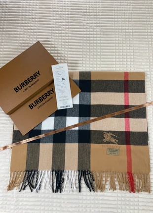 🧣 Écharpe Burberry Classique Check Camel, marke: Burberry, zustand: Sehr gut, 99,99 €, 105,69 € inklusive Vinted-Käuferschutz