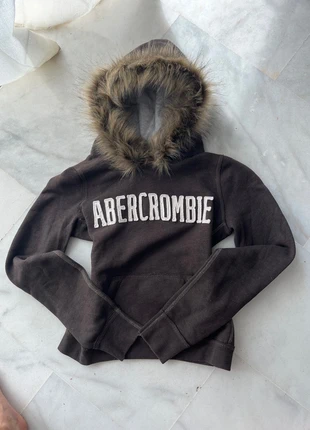 Abercrombie hoodie with faux-fur hood, marque: Abercrombie & Fitch, état: Neuf sans étiquette, taille: L / 40 / 12, 38,88 €, 41,52 € Protection acheteurs incluse