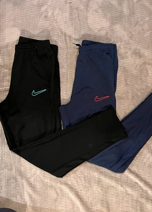 Lot de 2 Pantalons de survêtement Nike Dri-FIT 👟, marque: Nike, état: Bon état, taille: XS, 30,00 €, 32,20 € Protection acheteurs incluse