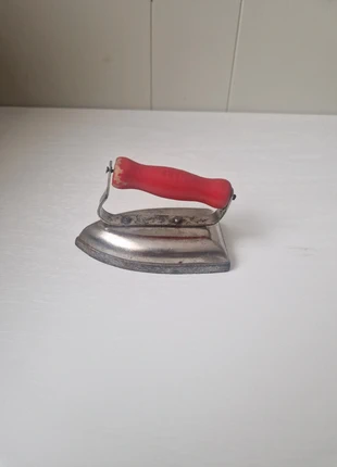 Fer à repasser ancien pour enfant métal chromé & poignée bois rouge, marca: Collection, estado: Satisfatório, tamanho: Tamanho único, €2.50, €3.33 inclui Proteção do Comprador