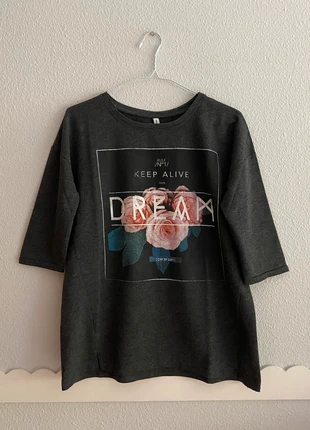 Camiseta Stradivarius gris con dibujo rosa Talla S, marca: Stradivarius, estado: Bom, tamanho: S / 36 / 8, €3.50, €4.38 inclui Proteção do Comprador