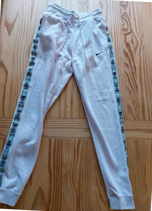 Jogging Nike rose/lila , XS. Nike sur bandes côtés., marke: Nike, zustand: Sehr gut, größe: XS / 34 / 6, 14,50 €, 15,93 € inklusive Vinted-Käuferschutz