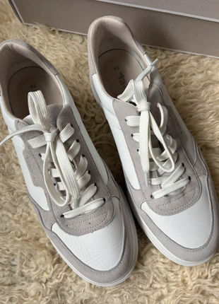 Tamaris sneakers grijs en wit in schoenmaat 42 - nieuw met label, merk: Tamaris, staat: Nieuw met prijskaartje, maat: 42, € 75,00, € 79,45 inclusief Kopersbescherming