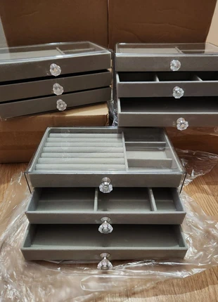 Une boîte à bijoux en acrylique (pour ceux qui en veulent plus venez me demander en privé), condition: New with tags, €5.00, €5.95 includes Buyer Protection Pro